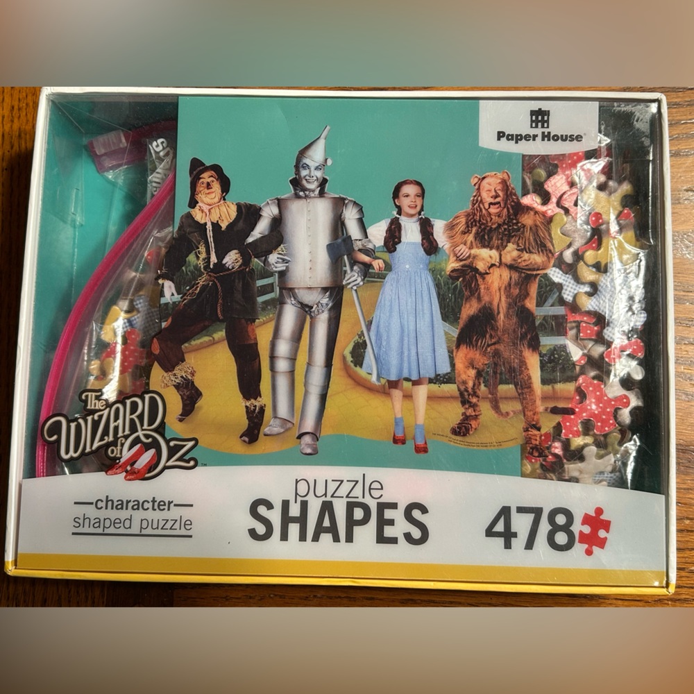 Wizard of Oz Character Shaped Puzzle. 478 pieces *missing 5 pieces*